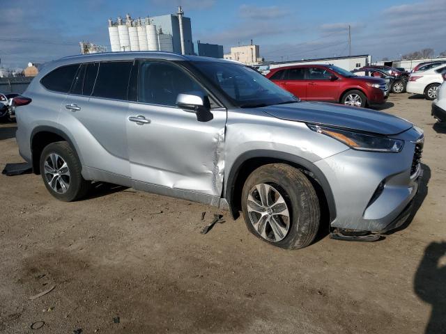 5TDGZRBH5MS546128 - 2021 TOYOTA HIGHLANDER XLE SILVER photo 4