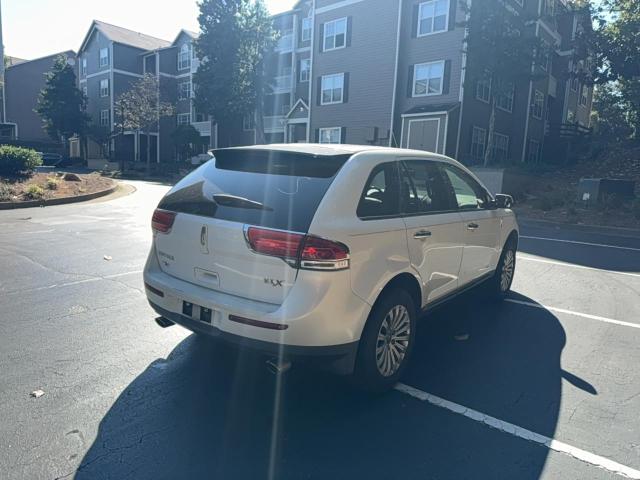 2LMDJ6JK7BBJ19568 - 2011 LINCOLN MKX WHITE photo 4