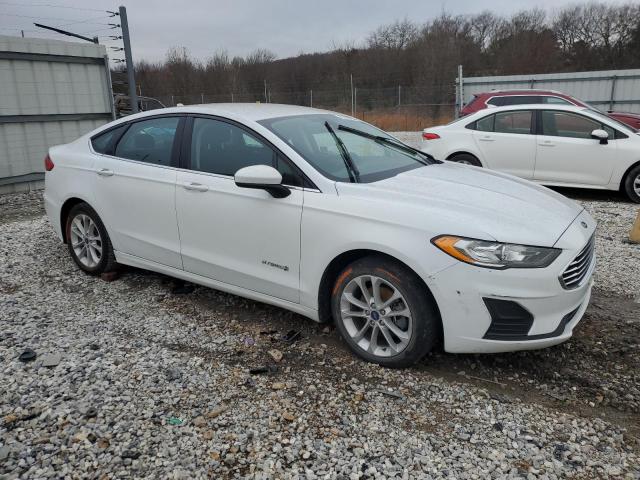 3FA6P0LU5KR272282 - 2019 FORD FUSION SE WHITE photo 4