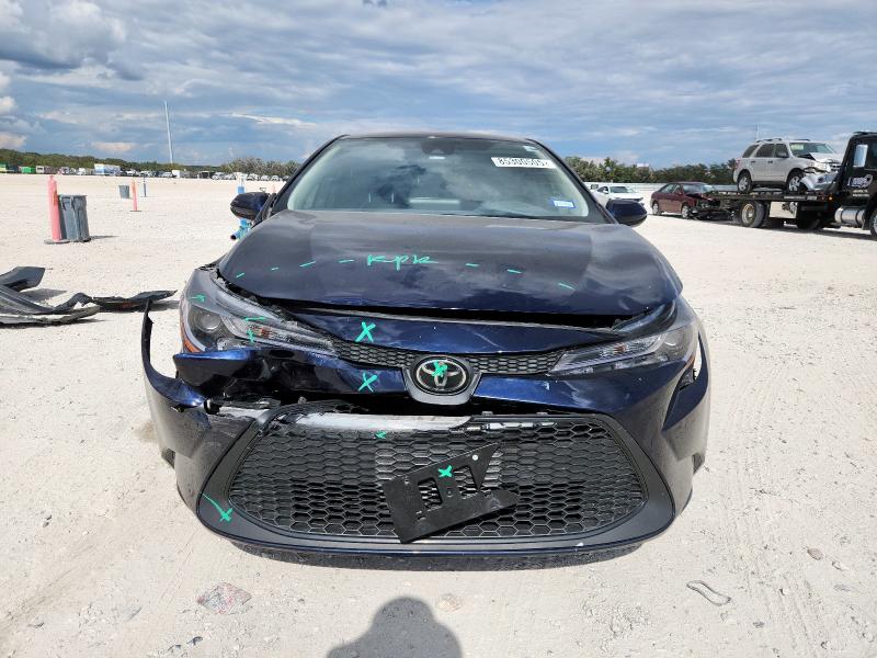 5YFEPMAE2NP335762 - 2022 TOYOTA COROLLA LE BLUE photo 5