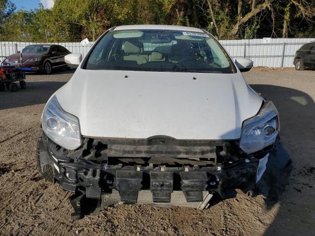 1FADP3R4XJL296591 - 2018 FORD FOCUS BEV WHITE photo 5