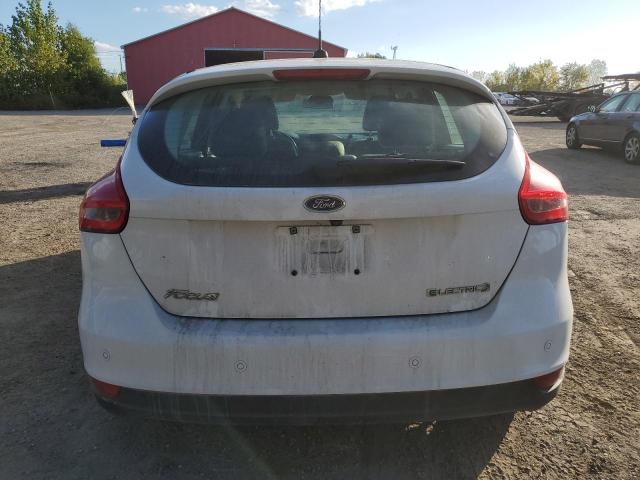 1FADP3R4XJL296591 - 2018 FORD FOCUS BEV WHITE photo 6