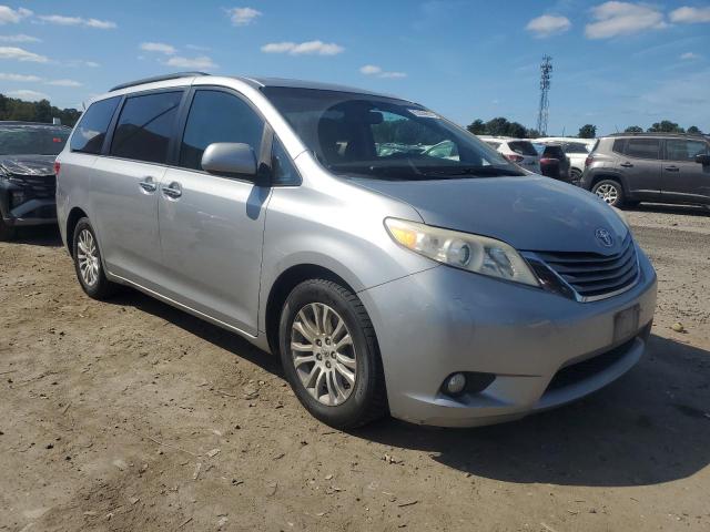 5TDYK3DC1FS558612 - 2015 TOYOTA SIENNA XLE SILVER photo 4