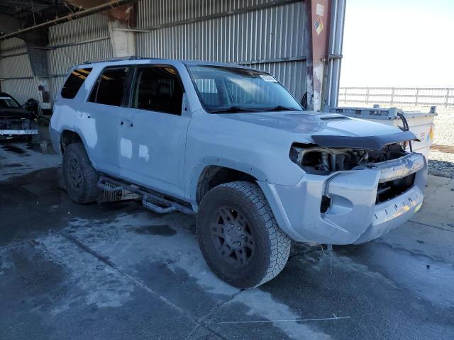 JTEBU5JR8H5440761 - 2017 TOYOTA 4RUNNER SR5/SR5 PREMIUM Сұр фото 4