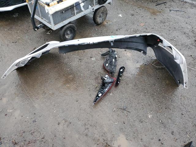 JTDKARFP0J3071052 - 2018 TOYOTA PRIUS PRIM 银色 照片 12