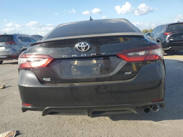 4T1G11AK1NU069082 - 2022 TOYOTA CAMRY SE Schwarz Foto 6