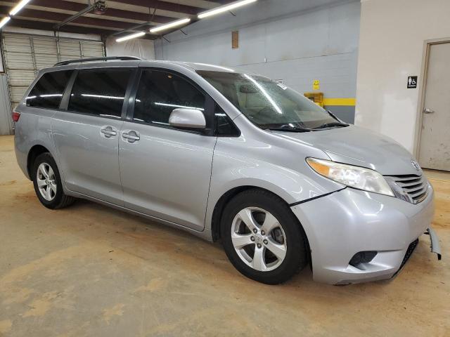 5TDKK3DCXFS557450 - 2015 TOYOTA SIENNA LE 银色 照片 4
