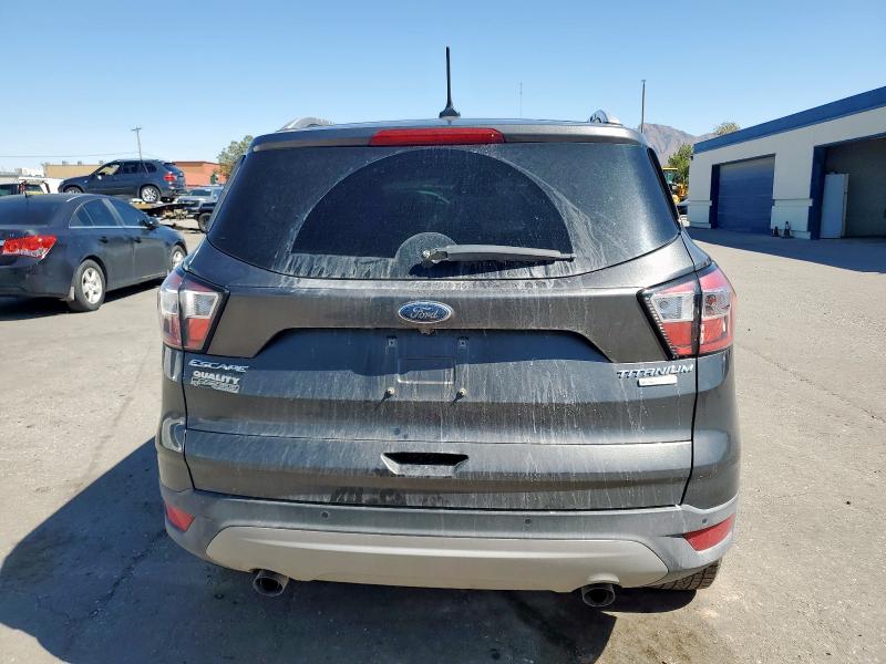 1FMCU0J98JUB12985 - 2018 FORD ESCAPE TITANIUM ნაცრისფერი ფოტო 6