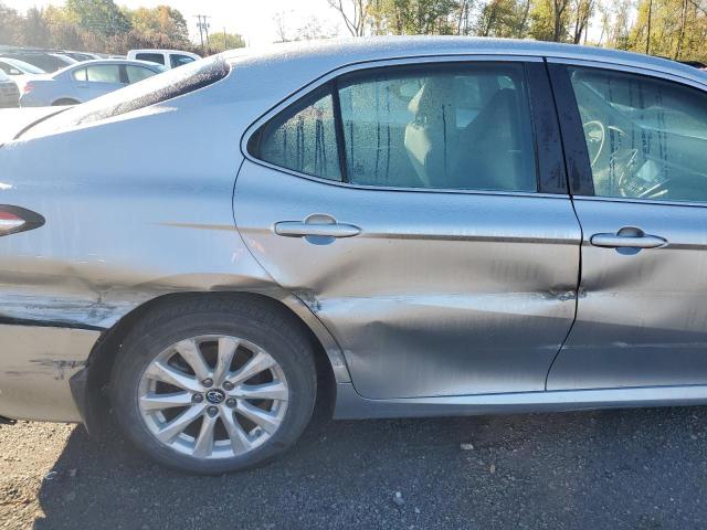 4T1B11HK7JU654274 - 2018 TOYOTA CAMRY L 银色 照片 10
