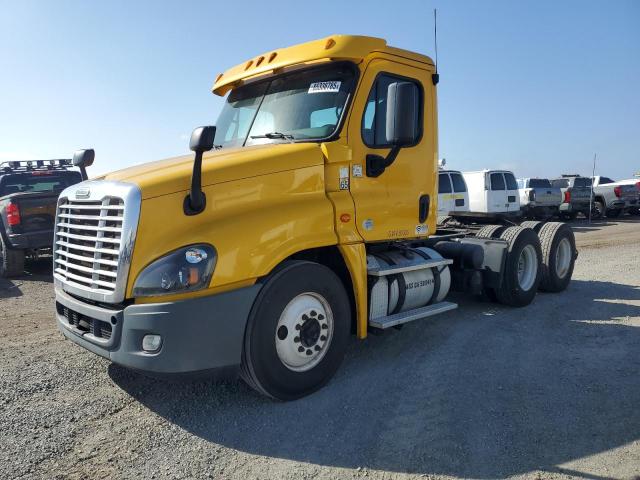 3AKJGEDV9ESFJ5880 - 2014 FREIGHTLINER CASCADIA YELLOW photo 2