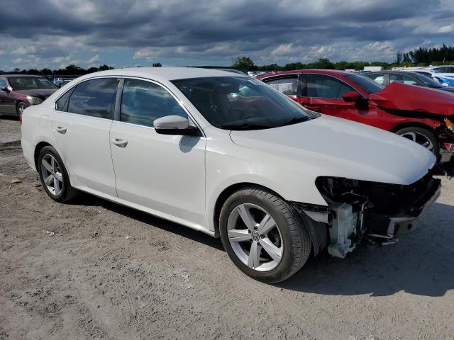 1VWBP7A39DC102808 - 2013 VOLKSWAGEN PASSAT SE WHITE photo 4