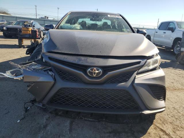4T1B11HK6JU020812 - 2018 TOYOTA CAMRY L GRAY photo 5