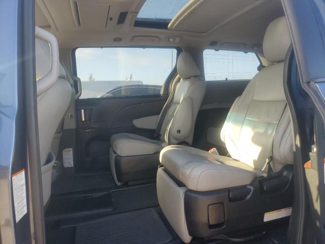 5TDYK3DC3FS644410 - 2015 TOYOTA SIENNA XLE GRAY photo 11