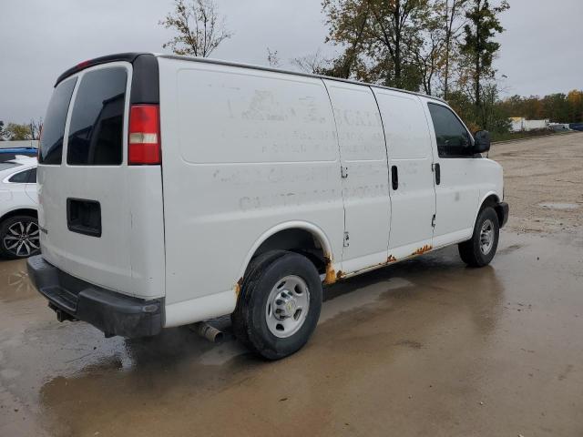 1GCHG35K281218554 - 2008 CHEVROLET EXPRESS G3 WHITE photo 3