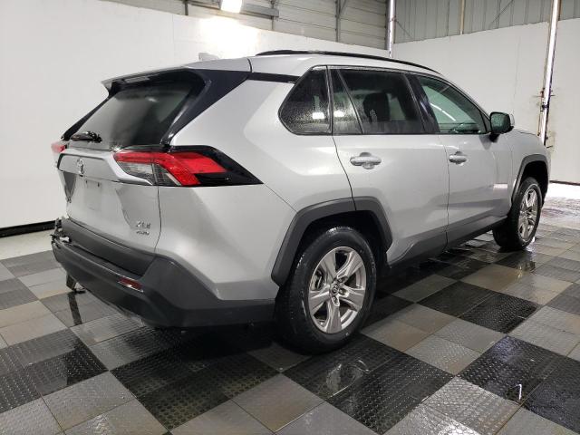 2T3P1RFVXPC358331 - 2023 TOYOTA RAV4 XLE 银色 照片 3