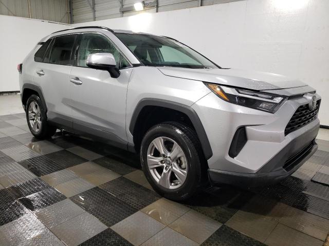 2T3P1RFVXPC358331 - 2023 TOYOTA RAV4 XLE 银色 照片 4