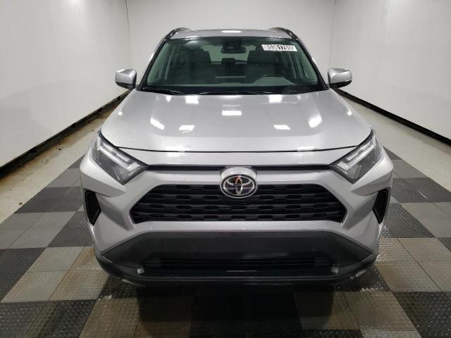 2T3P1RFVXPC358331 - 2023 TOYOTA RAV4 XLE 银色 照片 5