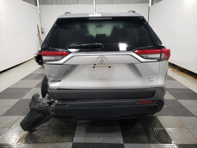 2T3P1RFVXPC358331 - 2023 TOYOTA RAV4 XLE 银色 照片 6