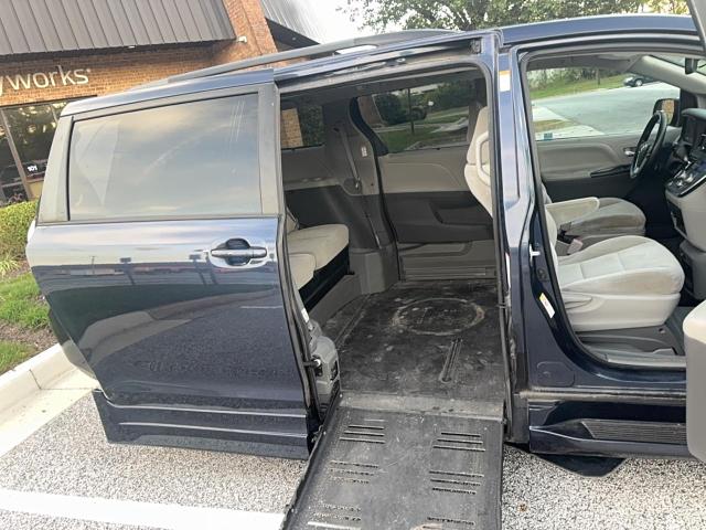 5TDKZ3DC2JS910364 - 2018 TOYOTA SIENNA LE ლურჯი ფოტო 6