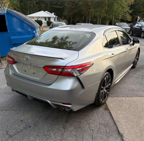 JTNB11HK1J3034946 - 2018 TOYOTA CAMRY L 银色 照片 4