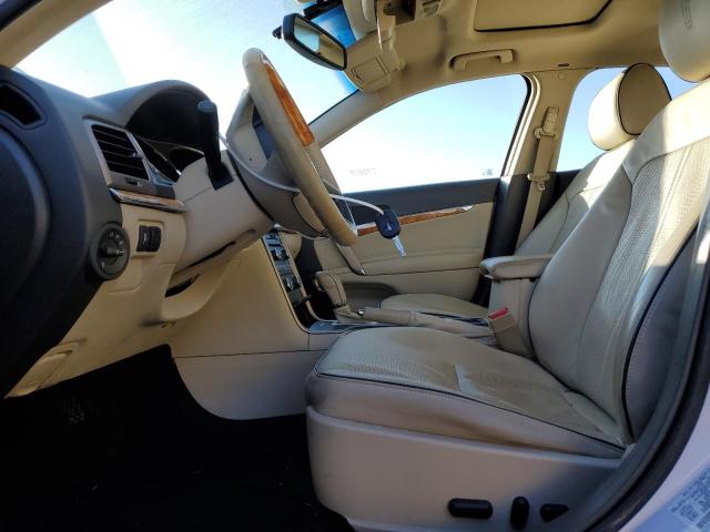 3LNHL2GCXCR807728 - 2012 LINCOLN MKZ WHITE photo 7