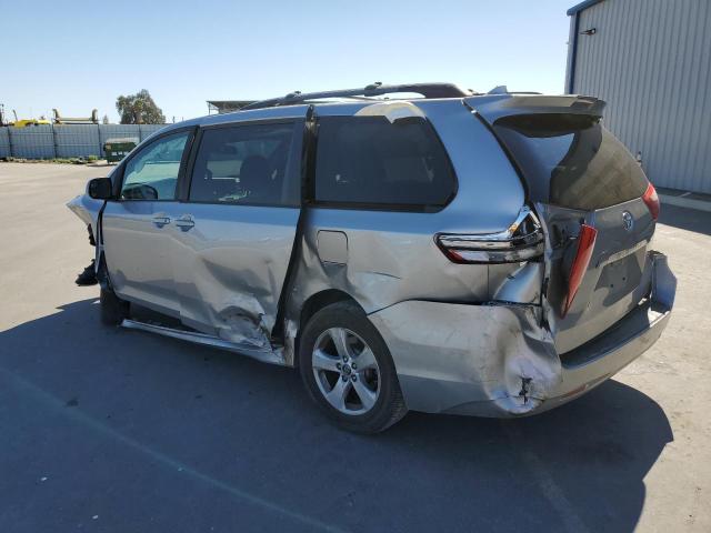 5TDKZ3DC9JS956838 - 2018 TOYOTA SIENNA LE GRAY photo 2
