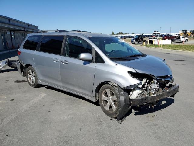 5TDKZ3DC9JS956838 - 2018 TOYOTA SIENNA LE GRAY photo 4