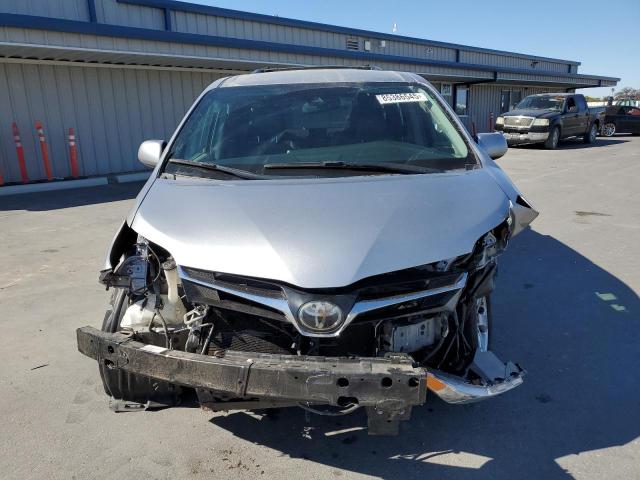 5TDKZ3DC9JS956838 - 2018 TOYOTA SIENNA LE GRAY photo 5