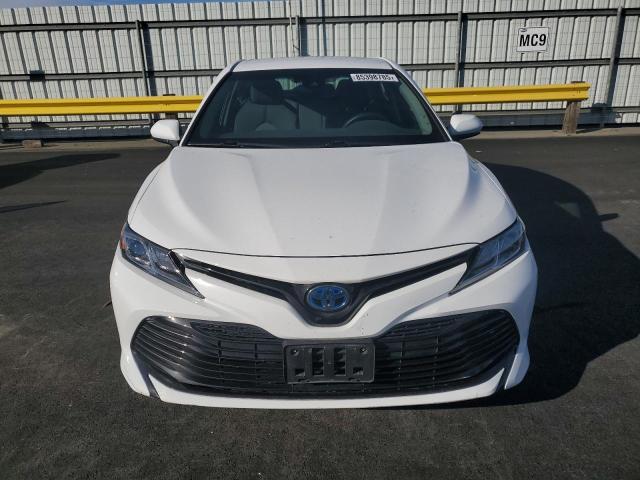 4T1B31HK8JU002791 - 2018 TOYOTA CAMRY LE თეთრი ფოტო 5