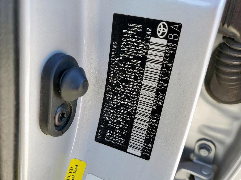 5YFBURHE5GP495717 - 2016 TOYOTA COROLLA L SILVER photo 12