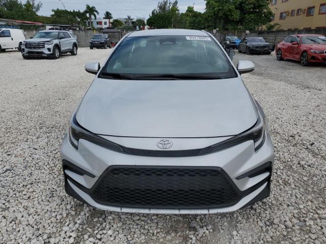 5YFS4MCE5PP149287 - 2023 TOYOTA COROLLA SE Silber Foto 5