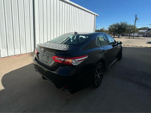 4T1G11AK4LU895440 - 2020 TOYOTA CAMRY SE BLACK photo 4