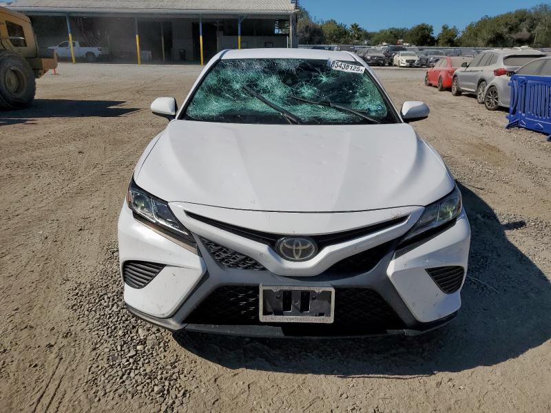 4T1B11HK9JU159526 - 2018 TOYOTA CAMRY L Blanc photo 5