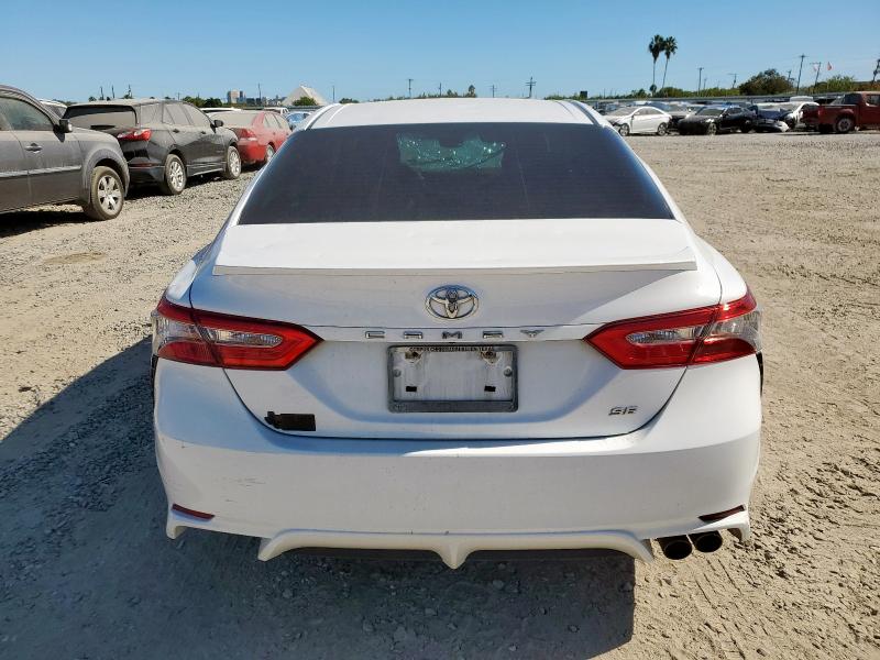 4T1B11HK9JU159526 - 2018 TOYOTA CAMRY L Blanc photo 6