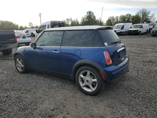 WMWRC33424TC53324 - 2004 MINI COOPER BLUE photo 2