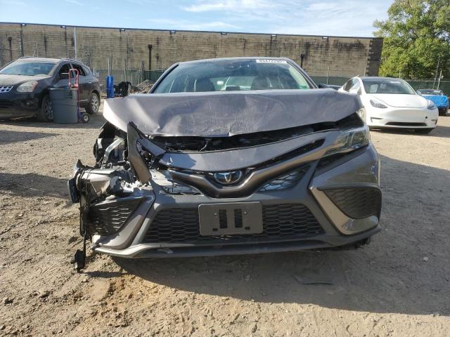 4T1G11AKXPU739294 - 2023 TOYOTA CAMRY SE NIGHT SHADE GRAY photo 5