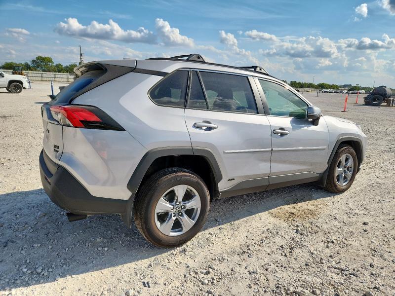 4T3RWRFV2SU183512 - 2025 TOYOTA RAV4 XLE Gümüş foto 3
