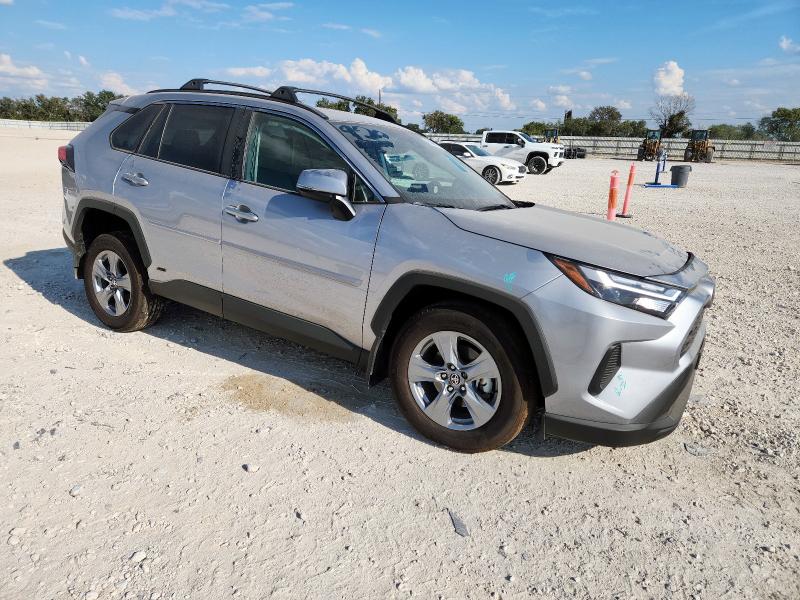 4T3RWRFV2SU183512 - 2025 TOYOTA RAV4 XLE Gümüş foto 4