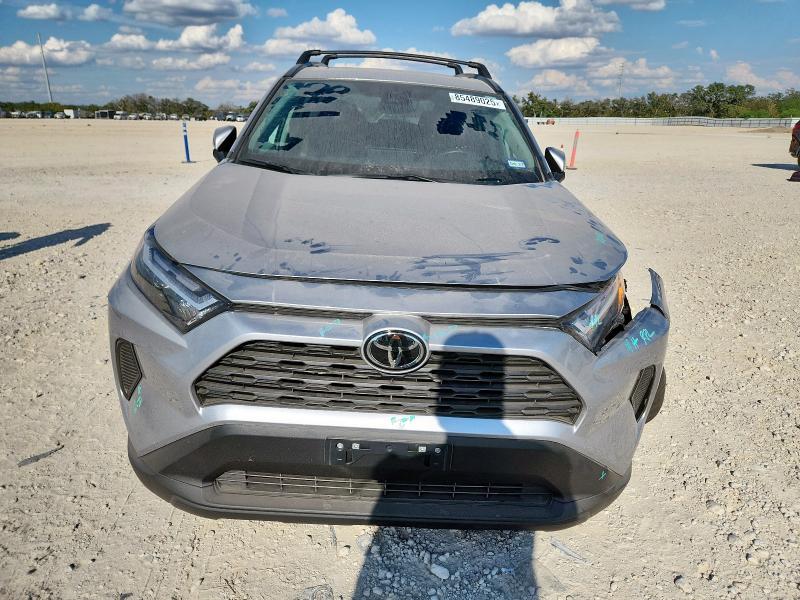 4T3RWRFV2SU183512 - 2025 TOYOTA RAV4 XLE Gümüş foto 5