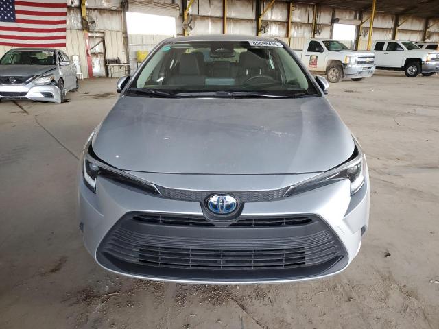 JTDBCMFE0R3043338 - 2024 TOYOTA COROLLA LE 银色 照片 5