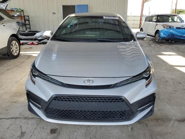 5YFS4MCE7MP076094 - 2021 TOYOTA COROLLA SE 银色 照片 5