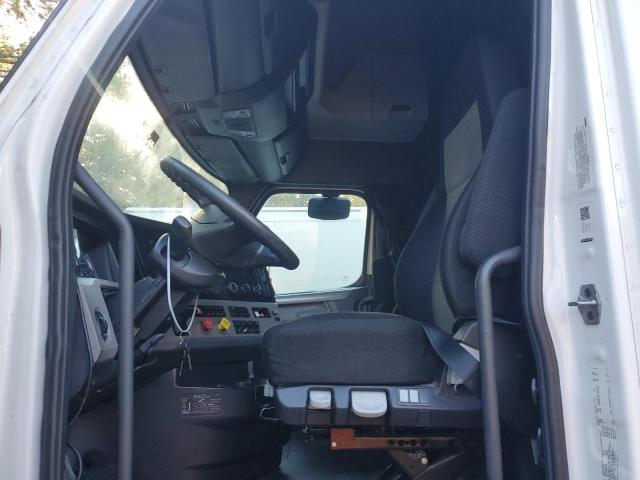 3AKJHHDR3JSJY9387 - 2018 FREIGHTLINER CASCADIA 1 Beyaz fotoğraf 5