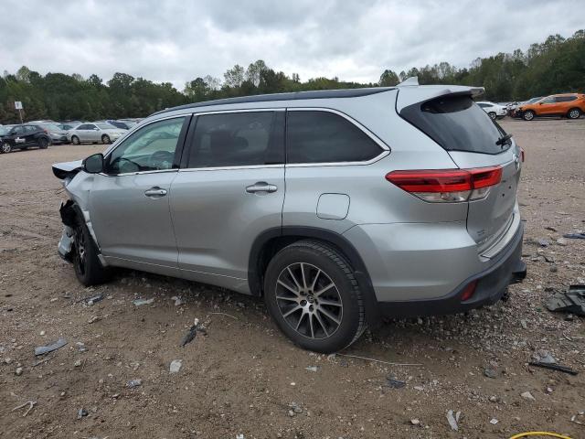 5TDJZRFH2JS817156 - 2018 TOYOTA HIGHLANDER SE 银色 照片 2