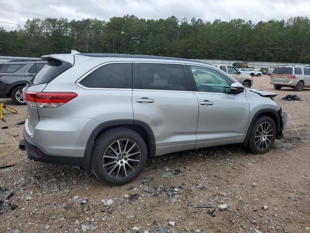 5TDJZRFH2JS817156 - 2018 TOYOTA HIGHLANDER SE 银色 照片 3