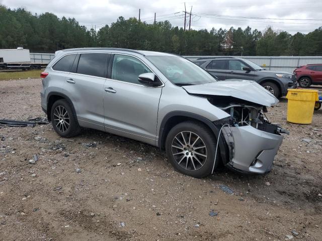 5TDJZRFH2JS817156 - 2018 TOYOTA HIGHLANDER SE 银色 照片 4