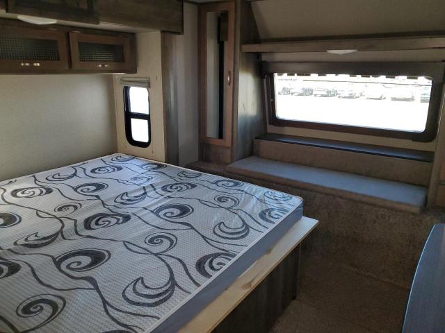 4YDT31922J1533099 - 2018 KEYSTONE TRAILER WHITE photo 5