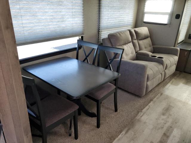 4YDT31922J1533099 - 2018 KEYSTONE TRAILER WHITE photo 6