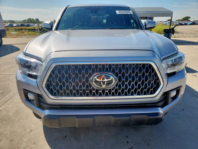 3TMCZ5AN7JM188315 - 2018 TOYOTA TACOMA DOUBLE CAB Plata foto 5