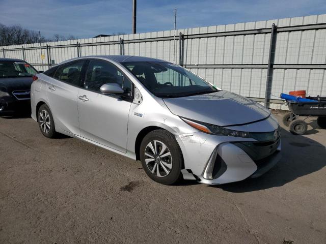 JTDKARFP2H3038158 - 2017 TOYOTA PRIUS PRIM ვერცხლისფერი ფოტო 4