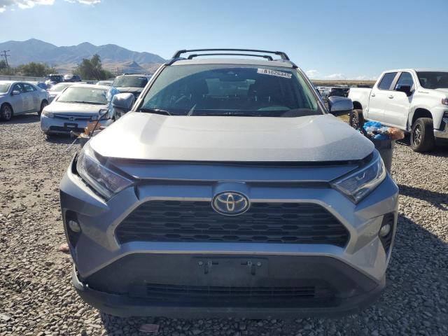 2T3RWRFV2LW057636 - 2020 TOYOTA RAV4 XLE SILVER photo 9